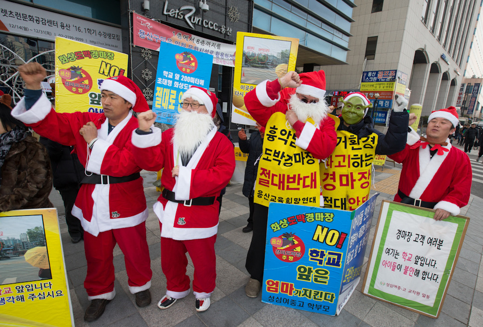 서울 용산구민과 시민사회단체 회원들이 20일 오전 서울 용산구 원효대교 북단 인근 마사회가 운영하는 용산화상경마장 앞에서 화상경마장 추방의 뜻을 담은 행위극를 하고 있다. 김성광 기자 flysg2@hani.co.kr