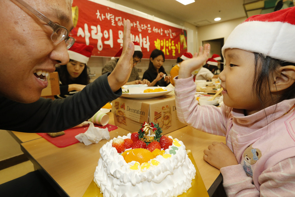 성탄절을 5일 앞둔 20일 오후 서울 구로구 홈플러스 신도림점 문화센터에서 증정케익 만들기에 참가한 신도림동 주민 인신우(42)씨와 딸 수정(5)양이 함께 케익을 만든 뒤 손뼉을 마주치고 있다. 김봉규 선임기자 bong9@hani.co.kr