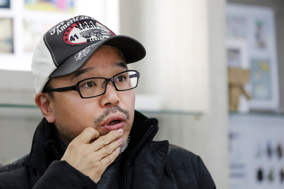 영화의 원작이 된 만화 <내부자들>의 윤태호 작가가 15일 오후 서울 마포구 동교동 사무실에서 미완성된 내용 등에 대해 이야기하고 있다. 김명진 기자 littleprince@hani.co.kr