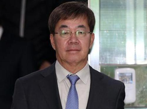 서울중앙지검장에 임명된 이영렬 대구지검장이 21일 대구지방검찰청에서 나오고 있다.  대구/연합뉴스