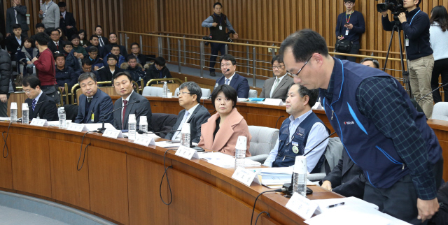 국회 환경노동위원회가 22일 국회에서 연 노동법 개정안 공청회에서 이승철 민주노총 사무부총장(맨 오른쪽)이 인사하고 있다.   이정우 선임기자 woo@hani.co.kr