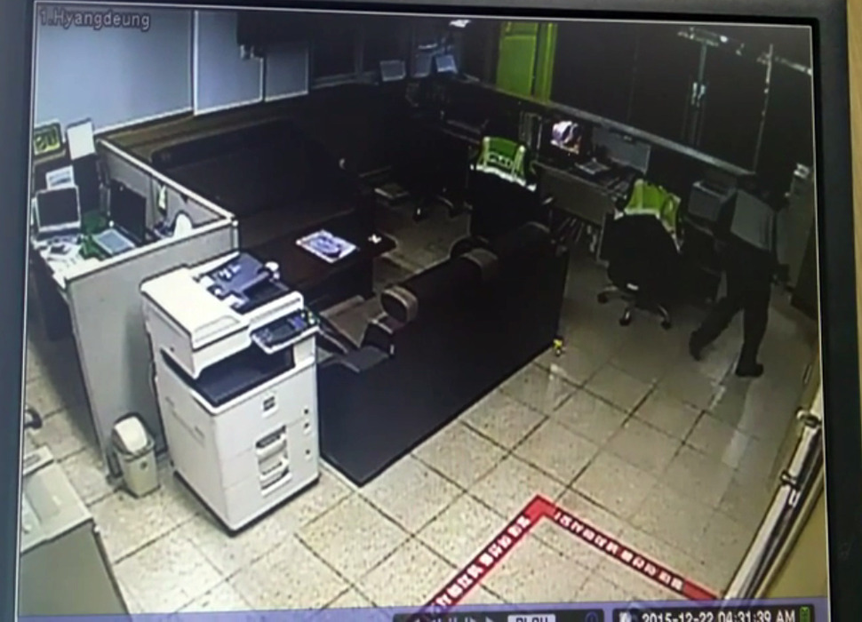 22일 오전 4시30분께 전북 익산 부근에서 지진이 발생한 시각에 근무 중이던 경찰관들이 황급히 파출소를 나가고 있다. (익산=연합뉴스) 