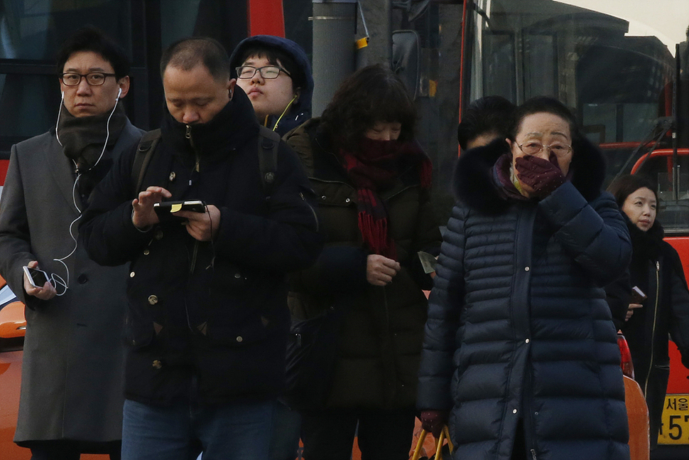 미세 먼지 농도가 높아진 22일 오전 서울 종로구 광화문에서 시민들이 걸음을 재촉하고 있다. 이정아 기자 leej@hani.co.kr