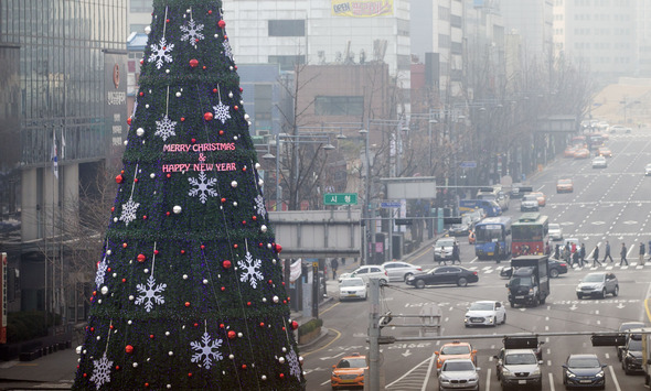 서울의 미세먼지 농도가 나쁨 수준을 보이고 있는 서울 중구 세종대로가 뿌옇게 보이고 있다. 연합뉴스 서울의 미세먼지 농도가 나쁨 수준을 보이고 있는 서울 중구 세종대로가 뿌옇게 보이고 있다. 연합뉴스