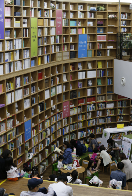 서울시청 안 서울도서관에서 시민들이 찾아와 책을 읽고 있다. 이종근 기자 root2@hani.co.kr
