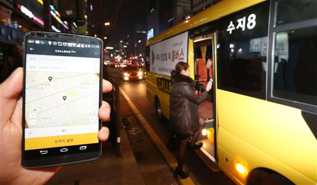 24일 새벽 서울 강남대로 지하철 2호선 10번 출구 인근 도로변에서 스마트폰으로 부르는 야간버스 ‘콜버스’를 이용하려는 고객이 버스에 오르고 있다. 콜버스는 12월부터 시범서비스를 시작한 스마트폰 앱을 이용한 일종의 전세버스 공동임대 플랫폼이다. 콜버스 회원이 스마트폰 앱으로 차량을 부르면 10분 안에 근처 정류장으로 버스가 온다. 비슷한 방향으로 가는 승객들을 실시간으로 연결해 버스가 경로를 바꿔가며 태우는 방식이다. 콜버스를 운영하는 스타트업 기업 ‘콜버스랩’은 현재 강남구와 서초구 일부 지역에서 총 5대의 버스를 택시가 부족해지는 밤 11시부터 새벽 4시까지 운행하고 있다. 연합뉴스