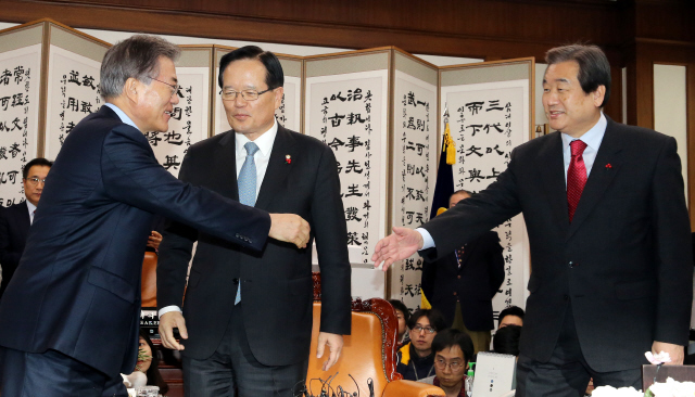 정의화 국회의장(가운데)이 24일 오후 국회 의장실에서 선거구획정 담판을 위해 마련한 여야 지도부 만남에서 문재인 새정치민주연합 대표(왼쪽)와 김무성 새누리당 대표가 인사를 나누고 있다. 김경호 선임기자 jijae@hani.co.kr