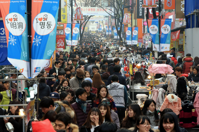 크리스마스 이브 명동거리 북적북적 성탄절을 하루 앞둔 24일 오후 서울 중구 명동거리가 시민들과 관광객들로 발 디딜 틈 없이 북적이고 있다. 
 김태형 기자 xogud555@hani.co.kr