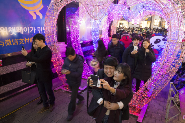 성탄절을 하루 앞둔 24일 저녁 서울 명동 거리로 나온 젊은이들이 하트 모양으로 꾸며진 조형물 아래서 기념사진을 찍고 있다. 이날 크리스마스이브 분위기를 즐기려는 이들로 서울 거리는 크게 붐볐다. 김성광 기자 <A href="mailto:aflysg2@hani.co.kr">aflysg2@hani.co.kr</A>