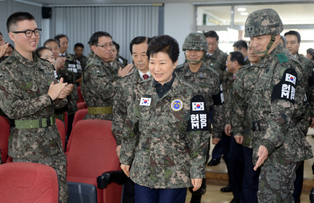 박근혜 대통령이 24일 군사대비태세를 점검하기 위해 중부전선 전방부대를 방문하고 있다. 청와대사진기자단