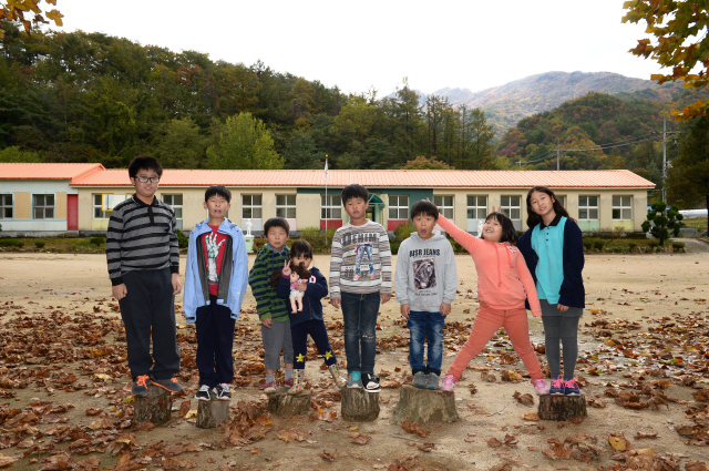 가을비가 그치고 햇빛이 속리산에 내려앉은 지난해 10월23일 운동장에 선 삼가분교 여덟 아이들. 광석(왼쪽부터), 찬우, 민찬, 민주, 준혁, 석진, 은혜, 현경. 전교생 11명인 분교에서 6학년 4명이 수학여행을 떠나고 학생 7명과 동네 여섯살 꼬맹이 민주만 남았다.