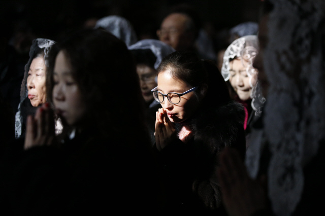 성탄절인 25일 오후 서울 중구 명동성당에서 염수정 추기경이 집전하는 예수성탄대축일 미사가 열려 참석한 신자들이 두 손을 모으고 기도하고 있다. 김봉규 선임기자 bong9@hani.co.kr