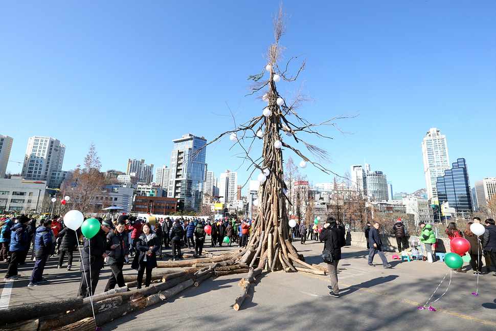 서울역 고가 상판철거를 앞둔 25일 오후 서울역 고가 개방행사가 열려 시민들이 고가 위를 산책하고 있다. 김태형 기자 xogud555@hani.co.kr