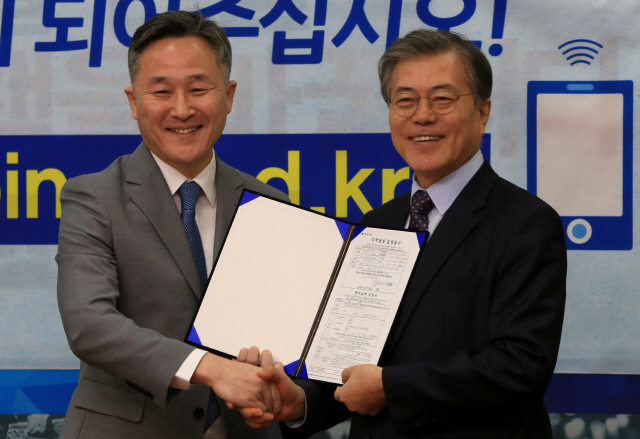 표창원 전 경찰대 교수(왼쪽)가 27일 오전 국회에서 새정치민주연합 입당원서를 제출하며 문재인 대표와 악수하고 있다. 탁기형 선임기자 khtak@hani.co.kr