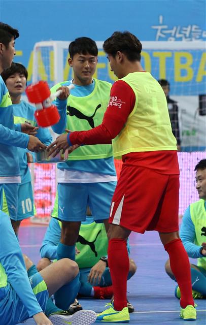 홍명보장학재단이 지난 12월 27일 서울 장충체육관에서 개최한 자선축구 ‘셰어 더 드림 풋볼 매치 2015’에서 희망팀의 이승우(가운데)가 사랑팀의 이천수(오른쪽) 앞에서 세리머니를 하고 있다. 연합뉴스