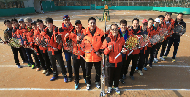 유석준 회장(가운데 왼쪽) 등 두만강 클럽 회원들이 23일 오전 경기도 고양시 백석체육공원 테니스코트에 모여 내년에도 전국 최강 클럽의 명성을 이어가자며 파이팅을 외치고 있다. 고양/탁기형 선임기자 <A href="mailto:khtak@hani.co.kr">khtak@hani.co.kr</A> 