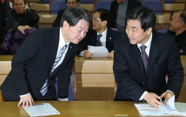 안철수 무소속 의원(왼쪽)이 28일 오전 국회 의원회관에서 ‘정치개혁2020’이 마련한 선거제도개혁 토론회에 참석해 이종걸 더불어민주당(새정치민주연합) 원내대표와 인사를 나누고 있다.  이정우 선임기자 woo@hani.co.kr