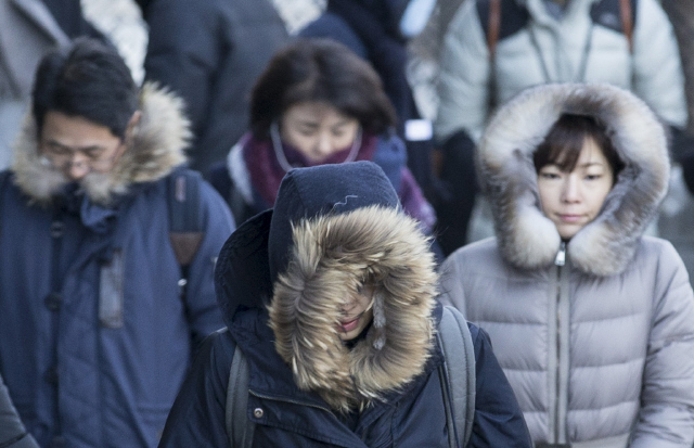 경기 북부와 강원 영서에 한파주의보가 내려진 가운데, 서울의 아침 기온이 영하 9.5도까지 떨어지는 등 매서운 한파에 28일 오전 서울 종로구 광화문광장 인근에서 시민들이 두툼한 옷으로 얼굴을 가리며 출근길을 서두르고 있다.김성광 기자 <A href="mailto:flysg2@hani.co.kr">flysg2@hani.co.kr</A>
 