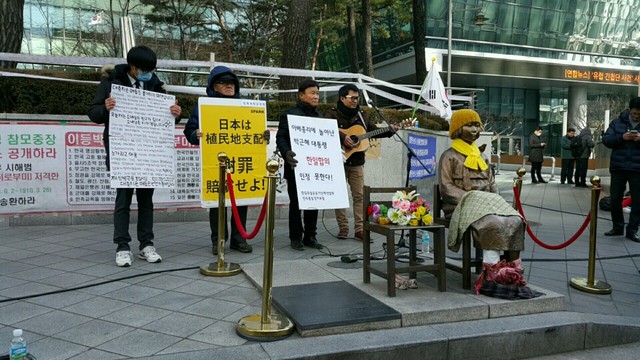  29일 오전 가수 이광석(43)씨가 평화의 소녀상 이전·철거에 반대하며 노래를 부르고 있다.