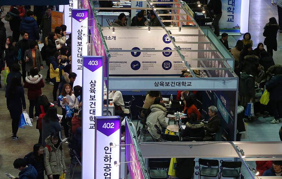 28일 오전 서울 강남구 삼성동 코엑스에서 열린 ‘2016학년도 정시 전문대학 입학정보 박람회‘를 찾은 수험생과 학부모들이 박람회장을 둘러보고 있다. 신소영 기자 viator@hani.co.kr