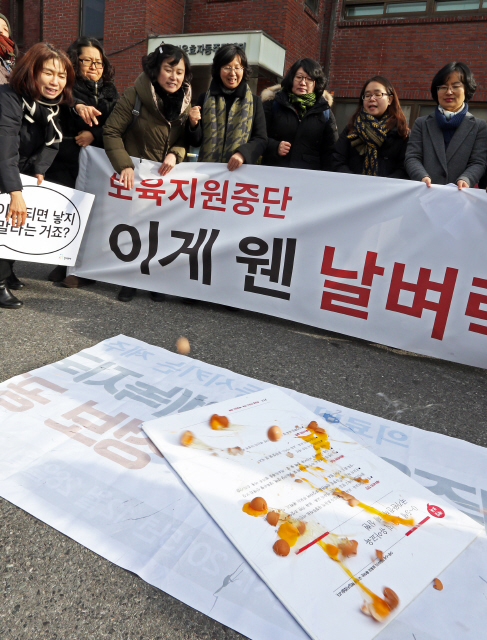 29일 오전 서울 종로구 청운효자동 주민센터 앞에서 열린 ‘분노하는 엄마 아빠의 보육지원 중단 규탄 기자회견’을 마친 뒤 서울교육보육포럼·참보육을위한부모연대·공동육아와공동체교육 등 교육·보육단체 회원들이 박근혜 대통령의 대선 공약집 가운데 ‘유아교육 완전책임제’가 적힌 부분을 갈무리한 팻말에 달걀을 던지고 있다. 이들은 기자회견에서 “누리과정 예산 갈등은 공보육의 기초를 흔드는 일”이라며 “박근혜 정부는 ‘0~5세 보육 국가완전책임제 실현’ 공약을 이행하라”고 촉구했다. 
 이정용 선임기자 <A href="mailto:lee312@hani.co.kr">lee312@hani.co.kr</A>