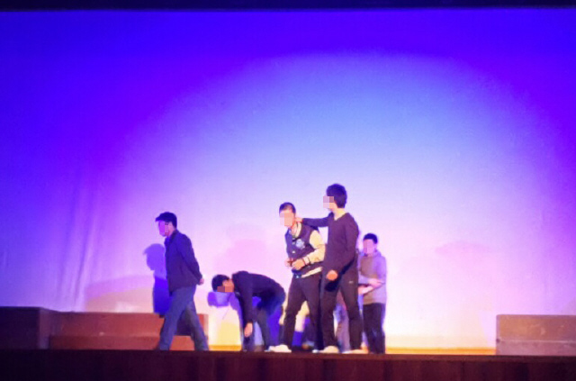 서울소년원 학생들이 29일 오후 경기 의왕시 고봉중·고교(서울소년원) 대강당에서 연극 ‘아름다운 아이들 2015’를 공연하고 있다.