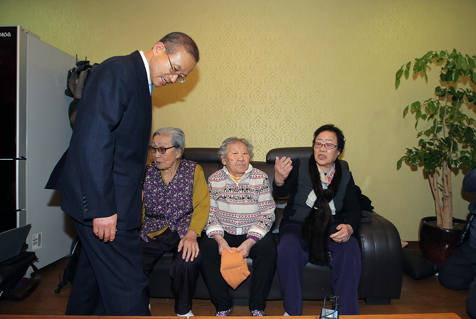 일본군 위안부 피해자 이용수 할머니가 29일 오후 일본군 위안부 문제 협상 결과 설명을 위해 서울 마포구 연남동 정신대대책협의회 쉼터를 찾은 임성남 외교부 제1차관에게 “왜 우리와 상의없이 협상을 했느냐” 며 항의하고 있다. 공동취재사진