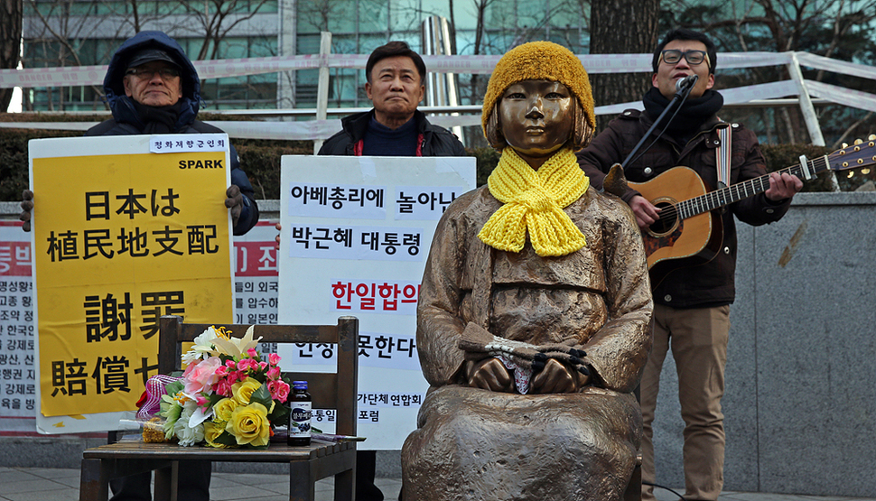 29일 오후 서울 종로구 주한일본대사관 맞은편 소녀상 앞에서 한일협상을 반대하는 예술인들의 문화제가 열려 가수 이광석씨가 노래를 부르고 있다. 이정용 선임기자 lee312@hani.co.kr