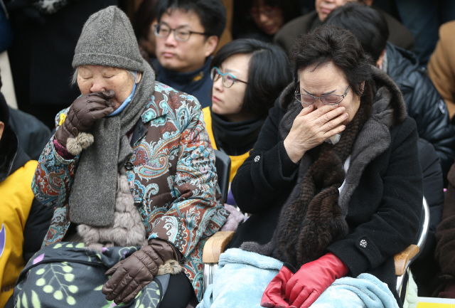 일본군 위안부 피해자 길원옥(왼쪽), 이용수 할머니가 30일 오후 서울 종로구 중학동 일본대사관 앞에서 열린 올해 마지막 ‘일본군 위안부 문제 해결을 위한 정기 수요집회’에서 참석자의 발언을 들으며 눈물을 흘리고 있다. 신소영 기자 viator@hani.co.kr