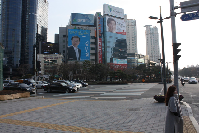 지난달 31일 오후 대구 수성구 범어네거리에 있는 현대증권빌딩과 범어림스타워빌딩에 김문수 전 경기도지사와 김부겸 전 의원의 펼침막이 나란히 걸려있다.
