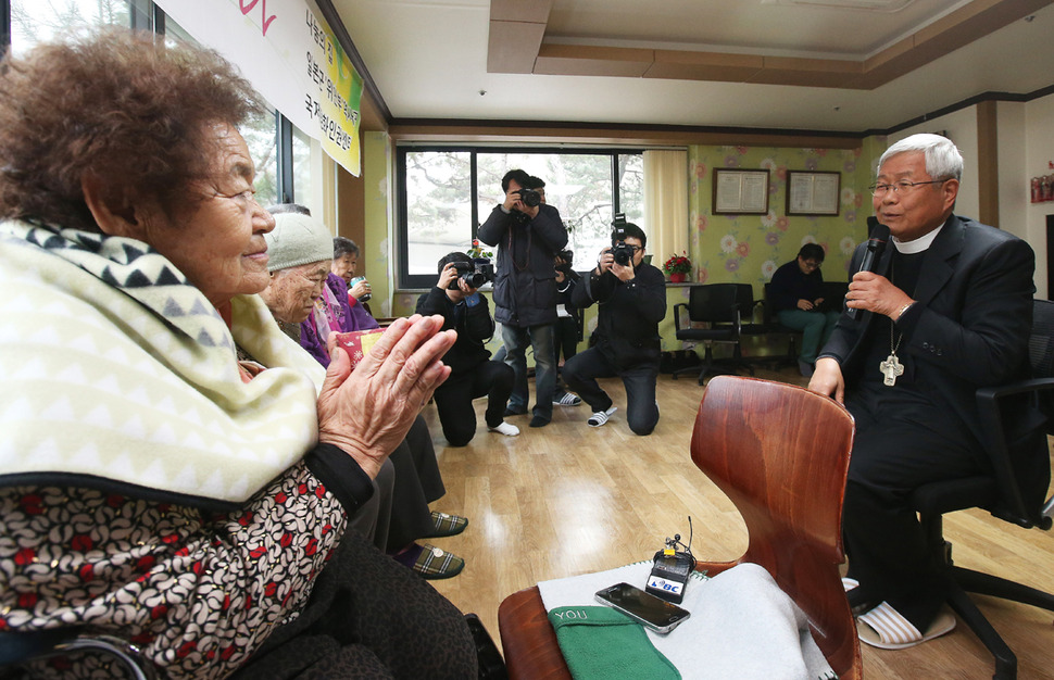 새해 첫날인 1일 오후 경기도 광주시 퇴촌면 일본군 위안부 피해 할머니들의 쉼터 나눔의 집을 찾은 한국 천주교 주교회의 정의평화위원장 유흥식 주교가 인사말을 하고 있다. 연합뉴스