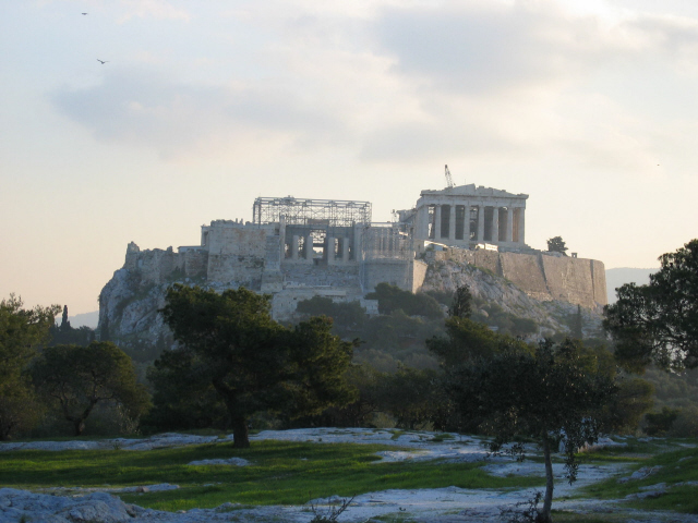 민회가 열렸던 프닉스 언덕에서 본 아크로폴리스, 왼쪽이 프로필레아 건물이고, 오른쪽이 파르테논 신전이다. 유재원 교수 제공