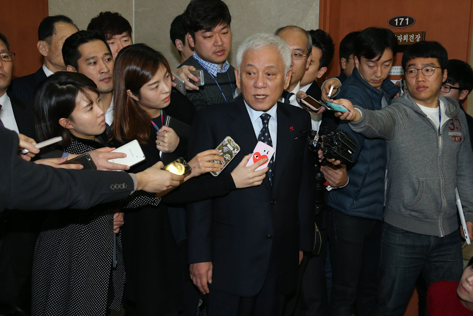 김한길 전 새정치민주연합 공동대표가 3일 오전 국회에서 기자회견을 열어 탈당을 선언한 뒤 기자들의 질문에 답하고 있다. 이정우 선임기자 woo@hani.co.kr