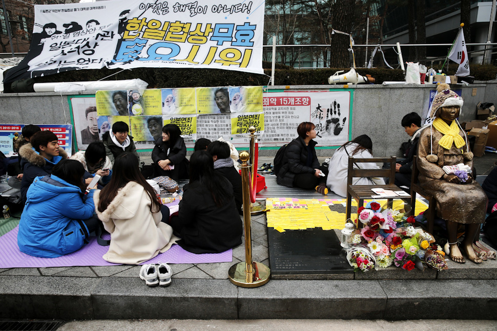 대학생 겨레하나, 청년독립군, 청년하다, 평화나비 네트워크 등이 속한 일본군 ‘위안부’ 한일협상 폐기를 위한 대학생 대책위원회 회원과 대학생들이 3일 오전 서울 종로구 중학동 주한 일본대사관 앞에서 ‘굴욕적인 일본군 위안부 한일협상 폐기’를 주장하며 노숙농성을 하고 있다. 이들은 지난 12월 30일부터 이곳에서 ‘평화의 소녀상’을 지키기 위해 5일 동안 노숙농성을 이어오고 있다. 김명진 기자 littleprince@hani.co.kr