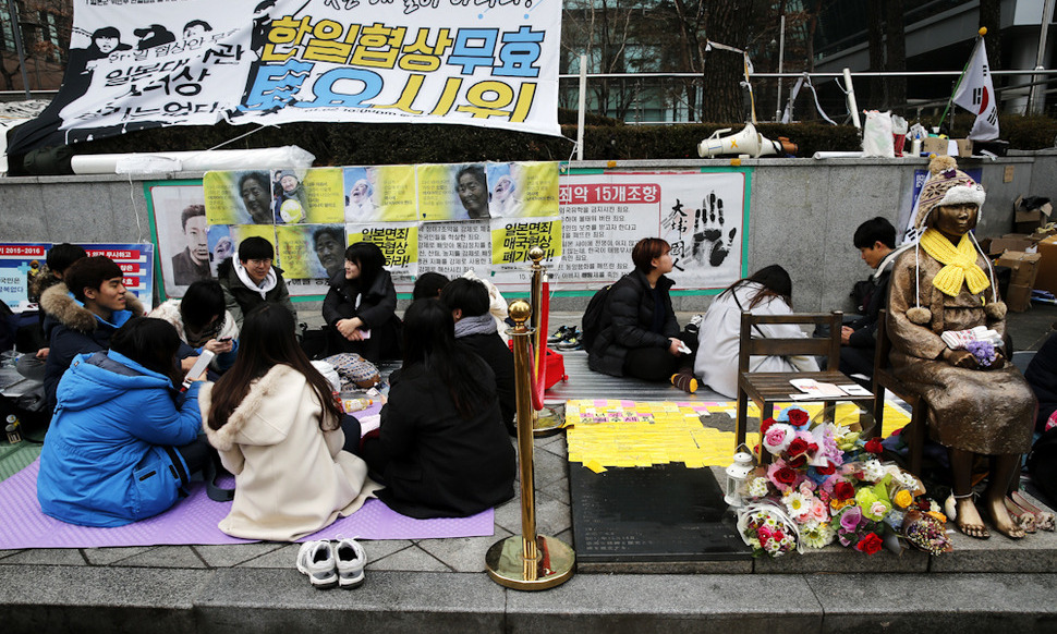 [포토] ‘평화의 소녀상’ 지키는 대학생들