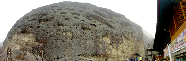 1. 마이산 탑사 옆에 있는 암마이봉(해발 686m) 전경. 국내 최대의 역암층으로 된 산이다. 역암층에서 암석이 떨어져 나온 곳에 대규모 타포니가 발달한 모습도 특이하다.  곽윤섭 선임기자 <A href="mailto:kwak1027@hani.co.kr">kwak1027@hani.co.kr</A>