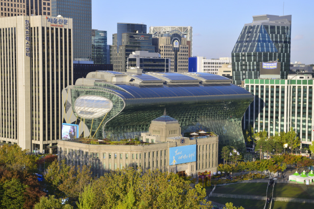 서울시 옛 청사 뒤편에 자리한 신청사의 모습. 2013년 건축가들이 ‘최악의 한국 현대건축물’로 뽑았고, 건설사들은 추가 공사대금 청구소송까지 제기했다. 연합뉴스