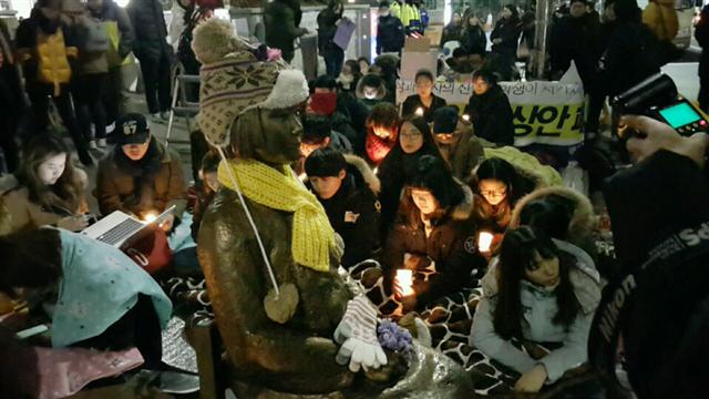 서울 종로구 중학동 주한일본대사관 건너편 ‘평화비 소녀상’ 앞은 지난 4일 오전부터 5일 오전까지 24시간 동안 시민들로 북적였다. 4일 저녁에는 시민 100여명이 모여 ‘한-일 협상 폐기를 위한 촛불문화제’에서 촛불을 밝혔다. 김명진 기자 