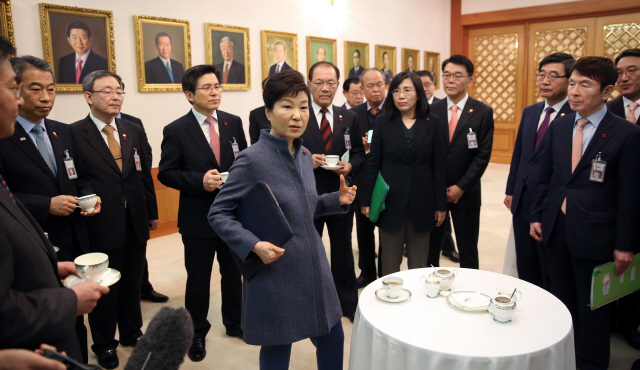 박근혜 대통령이 5일 오전 청와대에서 올해 첫 국무회의를 주재하기에 앞서 국무위원들과 차를 마시며 이야기를 나누고 있다.  청와대사진기자단