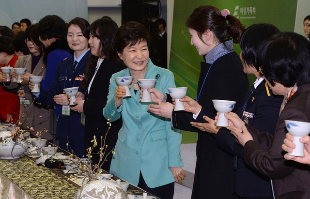 박근혜 대통령이 서울 은평구 진흥로 한국여성정책연구원에서 열린 '2014 여성계 신년인사회'에서 양궁선수 기보배 등 참석자들과 건배하고 있다. /청와대사진기자단