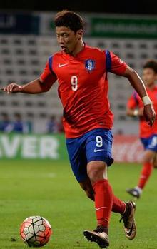한국 올림픽축구대표팀의 막내 공격수 황희찬이 4일(현지시각) 열린 아랍에미리트와의 평가전에서 드리블을 하고 있다.  두바이/AP 연합뉴스