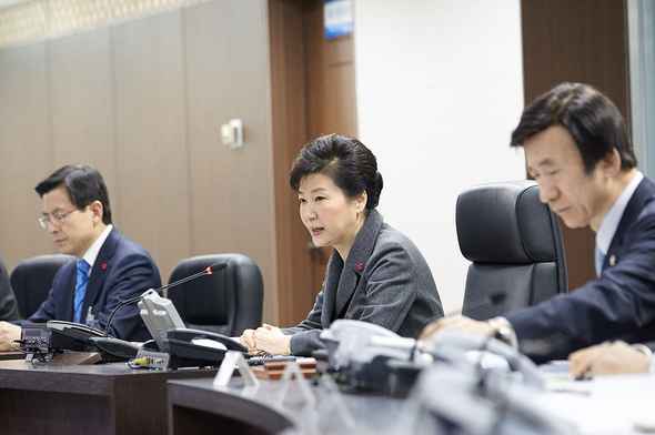 박근혜 대통령이 6일 오후 청와대에서 긴급국가안전보장회의를 주재하고 있다. 청와대 제공 박근혜 대통령이 6일 오후 청와대에서 긴급국가안전보장회의를 주재하고 있다. 청와대 제공
