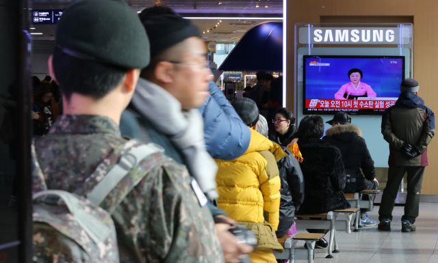 6일 오후 서울 중구 봉래동 서울역에서 시민들이 텔레비전을 통해 나오는 북한 핵실험 뉴스 속보를 지켜보고 있다. 이종근 기자 root2@hani.co.kr