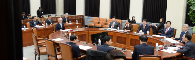 이병호 국가정보원장(맨 왼쪽)이 6일 저녁 국회에서 열린 정보위원회 전체회의에서 북한의 수소탄 핵실험에 대한 보고를 준비하고 있다. 공동취재사진