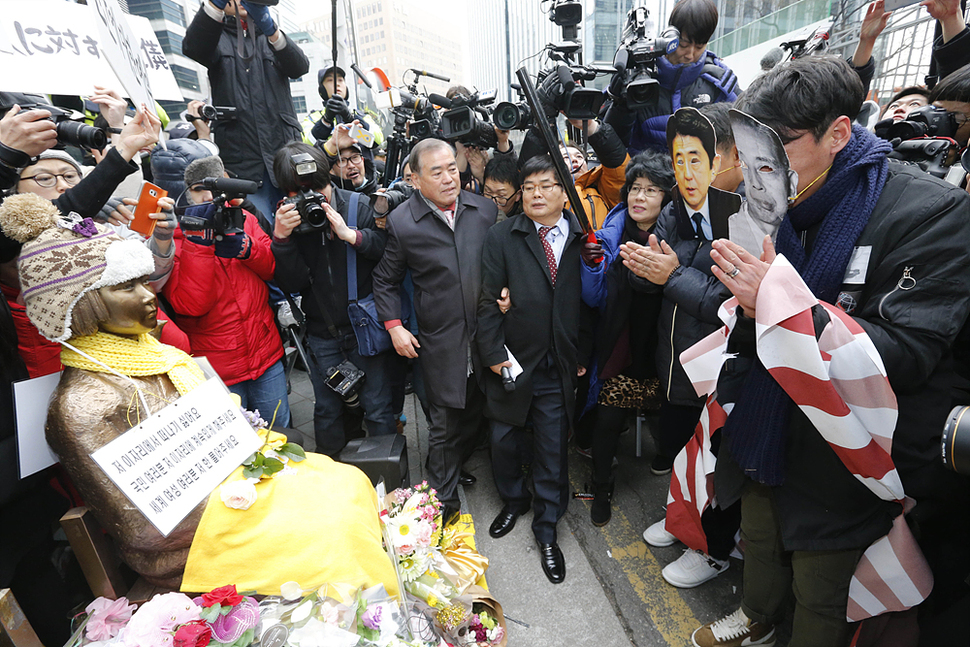 보수단체인 어버이연합 회원들이 6일 오후 서울 종로구 일본대사관 앞 소녀상을 찾아와 아베 일본 총리와 외조부인 기시 노부스케의 가면을 쓰고 그들을 대신해 용서를 구하는 행위극을 하고 있다. 어버이연합 회원들은 한국정신대문제대책협의회를 종북세력로 칭하며, 정대협이 정부의 한일 위안부 협상을 받아들일 것을 촉구했다. 김봉규 선임기자 bong9@hani.co.kr