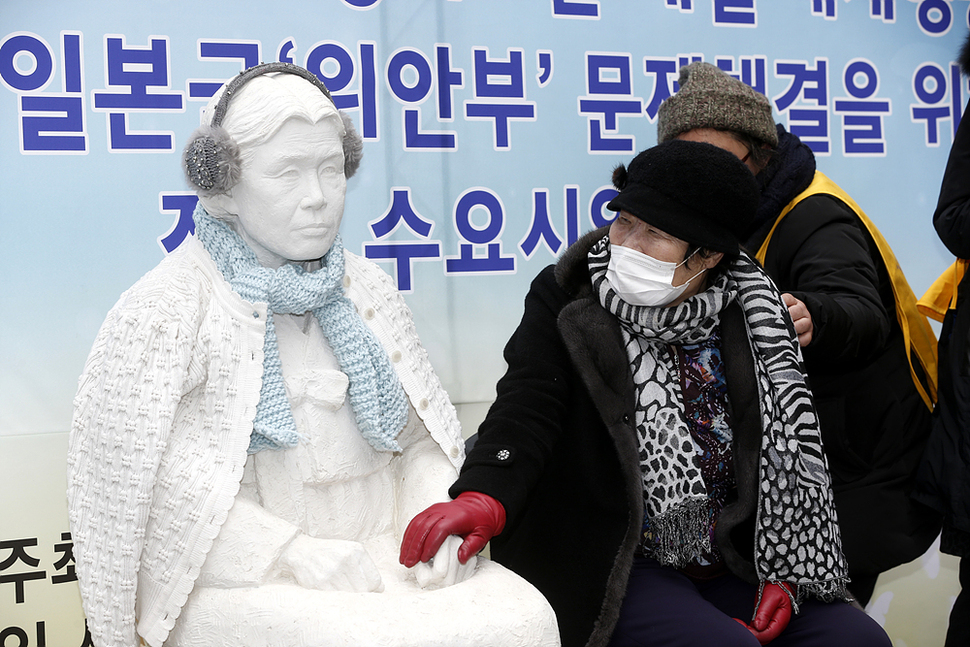 6일 오후 서울 종로구 중학동 일본대사관 앞에서 위안부 피해자 이용수 할머니가 위안부 존재에 대해 최초로 증언한 김학선 할머니의 동상을 만져보고 있다. 김명진 기자 littleprince@hani.co.kr