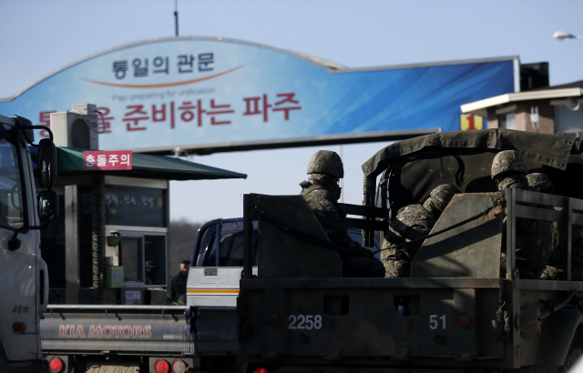 북한의 4차 핵실험 하루 뒤인 7일 오후 경기 파주시 군내면 백연리 통일대교에서 군용 차량이 전방지역으로 이동하고 있다. 정부는 8일 정오를 기해 대북 확성기 방송을 전면 재개하기로 했다. 파주/김명진 기자 littleprince@hani.co.kr