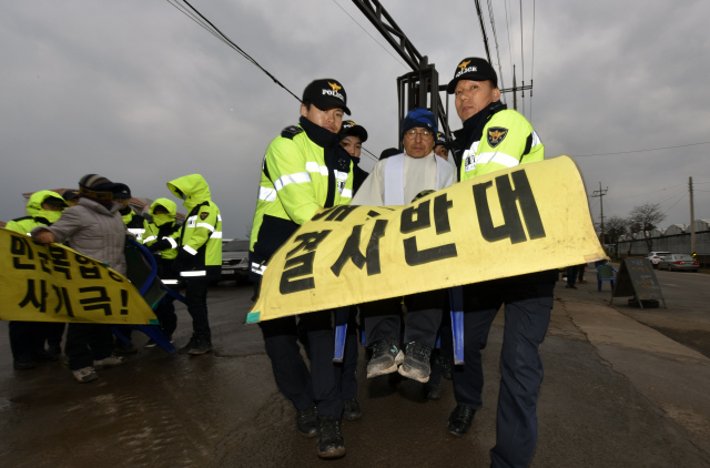 지난 7일 아침 제주 서귀포시 강정동 해군기지 공사장 출입문 앞에서 시위를 하던 천주교 사제와 주민들을 경찰이 해산시키고 있다.  제주/강재훈 선임기자 <A href="mailto:khan@hani.co.kr">khan@hani.co.kr</A> 