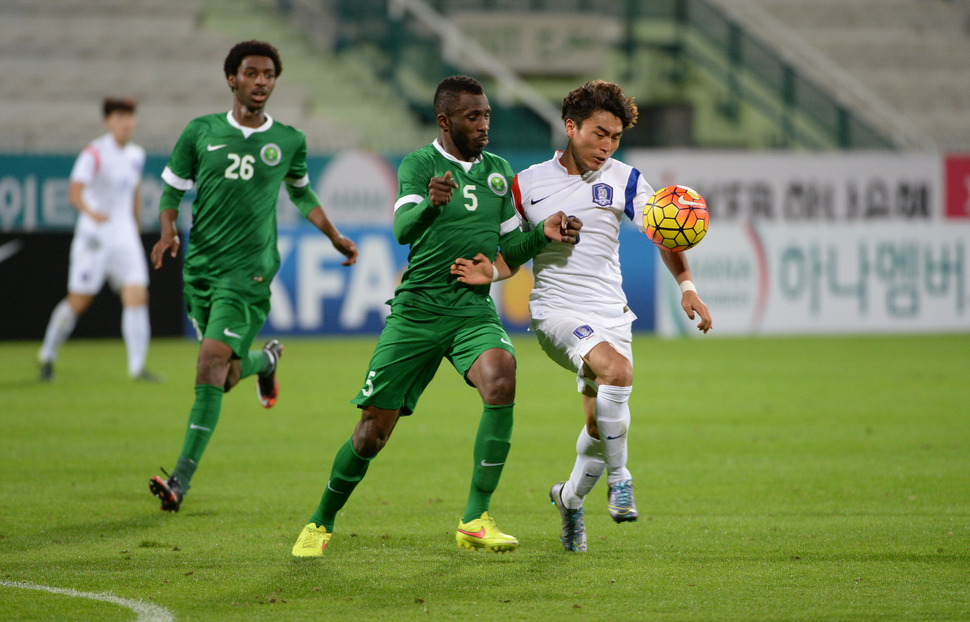 한국 올림픽 축구대표팀이 7일(현지시간) 아랍에미리트(UAE) 두바이에서 열린 사우디아라비아와의 평가전에서 0-0으로 비겼다. 사진은 이날 경기에서 한국의 문창진(오른쪽)이 사우디 선수와 볼을 다투는 모습.  (두바이 AP=연합뉴스)