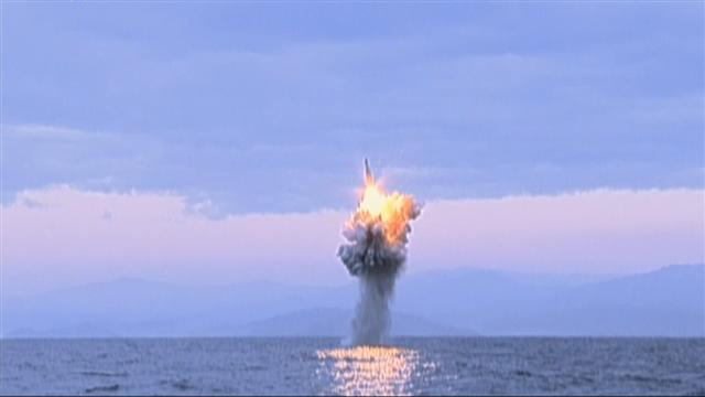 북한 조선중앙TV가 8일 새롭게 공개한 잠수함발사탄도미사일（SLBM）사출 시험 영상. 지난해 5월 잠수함발사탄도미사일 사출 시험 때에 비해 비행거리가 월등히 늘어난 것으로 보인다. 북한이 새로운 사출시험 영상을 공개한 것은 지난 6일의 ‘수소탄 실험’에 이어 핵무기 개발 능력을 과시하기 위한 것으로 판단된다. 조선중앙TV, 연합뉴스